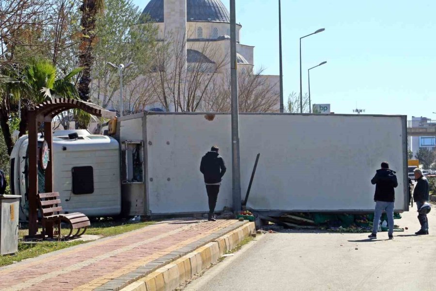 Sebze Ve Meyve Yüklü Tır Devrildi, Malzemeler Yola Saçıldı