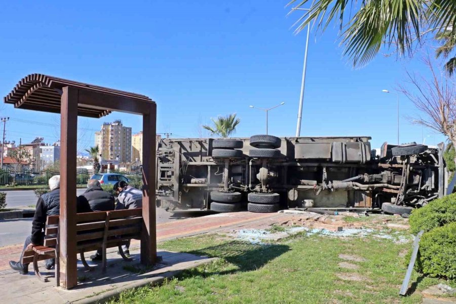 Sebze Ve Meyve Yüklü Tır Devrildi, Malzemeler Yola Saçıldı