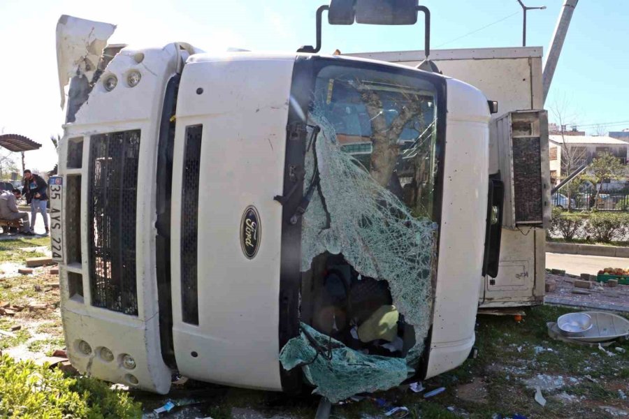 Sebze Ve Meyve Yüklü Tır Devrildi, Malzemeler Yola Saçıldı