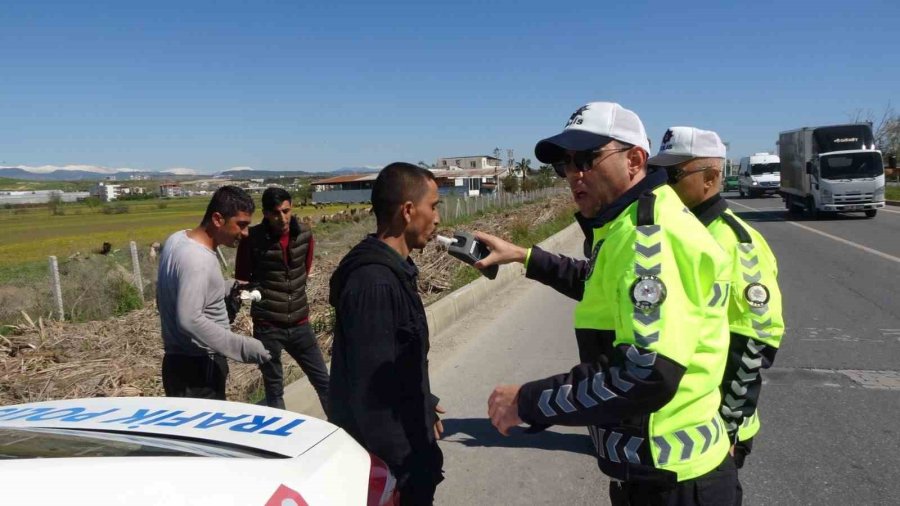 Kanala Uçup Ters Dönen Araçtan Burunları Kanamadan Çıktılar