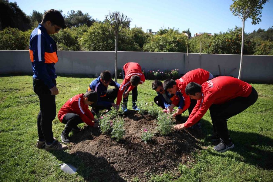 Çiçekler Otizme Dikkat Çekmek İçin Toprakla Buluştu