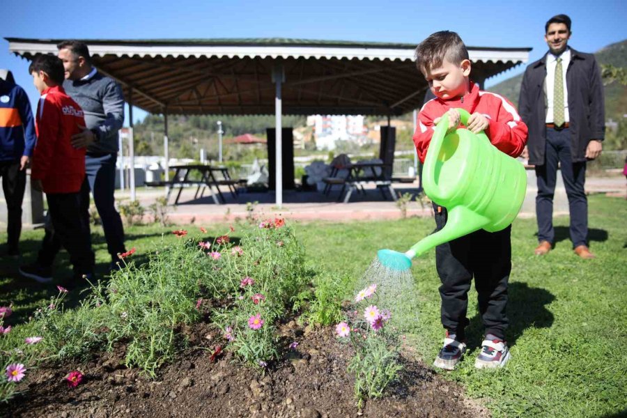 Çiçekler Otizme Dikkat Çekmek İçin Toprakla Buluştu