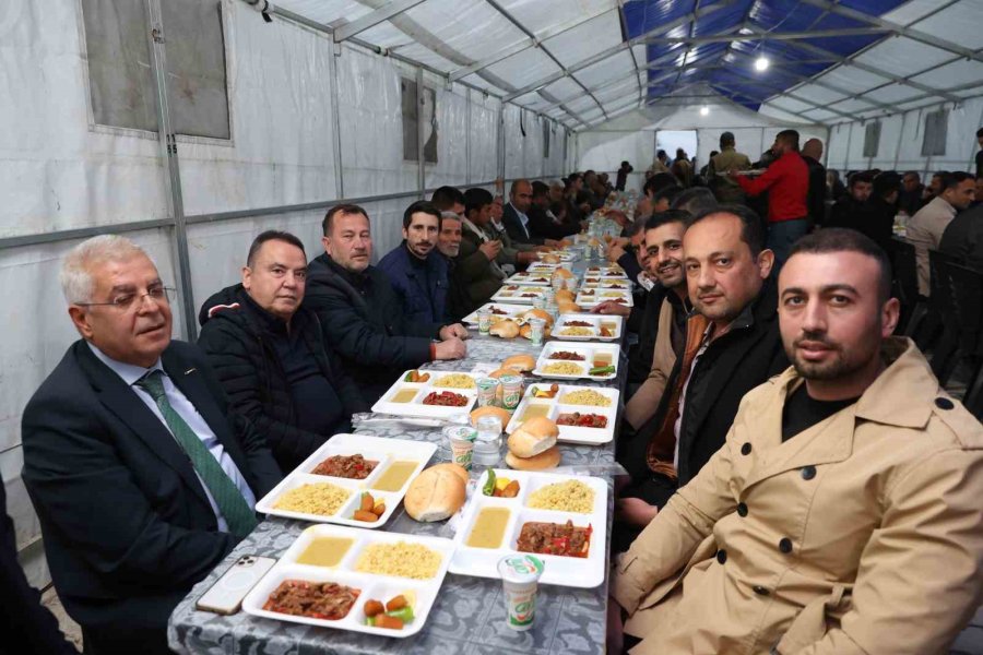 Başkan Böcek, Gaziantep’te Depremzedelerle İftar Yaptı