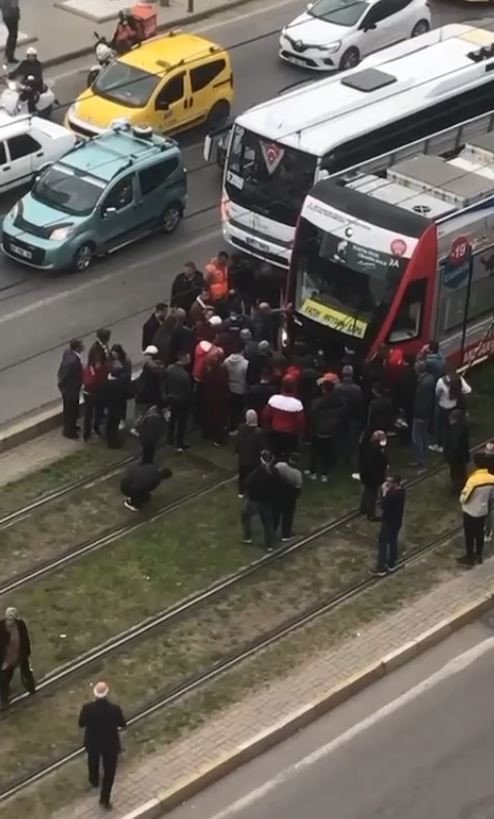 Tramvayın Altında Kalan Genç Kızın Yardımına Ekipler Koştu