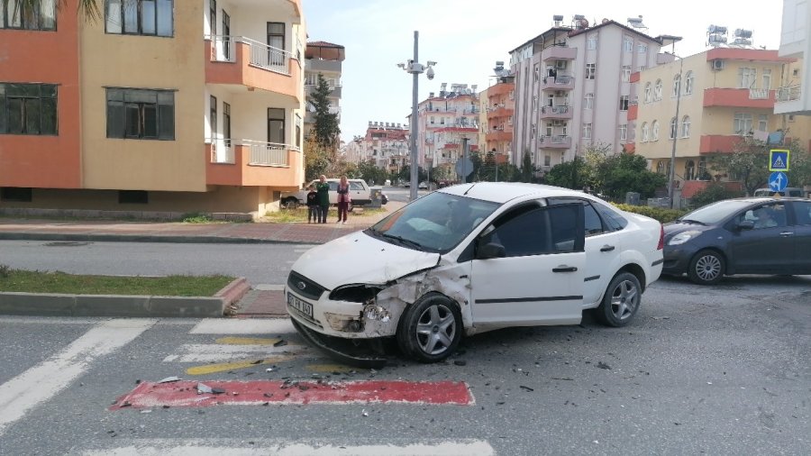 Manavgat’ta Trafik Kazası: 1’i Çocuk 2’si Kadın 3 Kişi Yaralandı