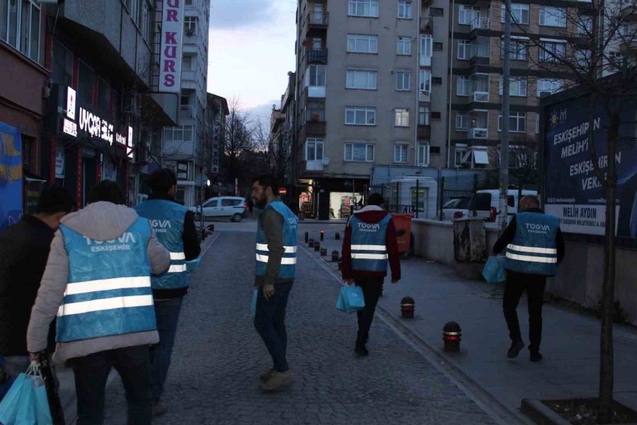 ‘iftara Beş Kala’ Programında Vatandaşlara Hurma Ve Su İkram Edildi