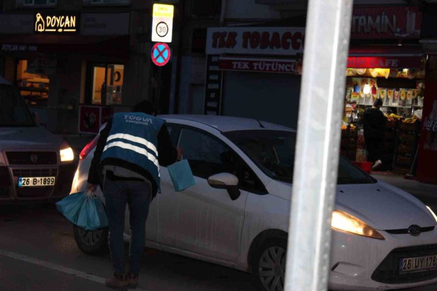 ‘iftara Beş Kala’ Programında Vatandaşlara Hurma Ve Su İkram Edildi