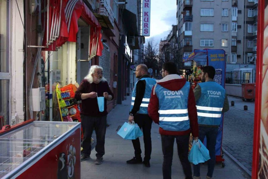 ‘iftara Beş Kala’ Programında Vatandaşlara Hurma Ve Su İkram Edildi