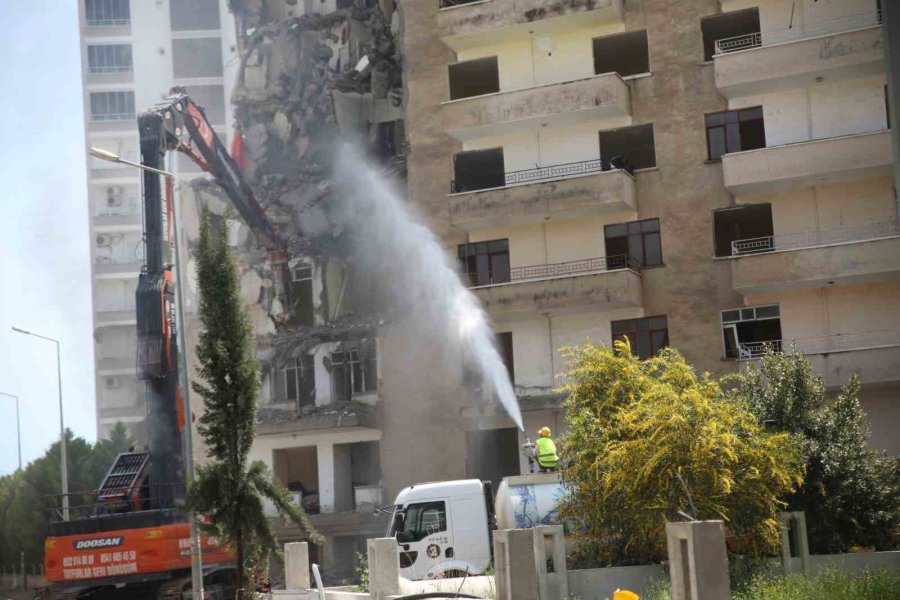 Depremlerde Mersin’de Ağır Hasar Alan Binanın Yıkımına Başlandı