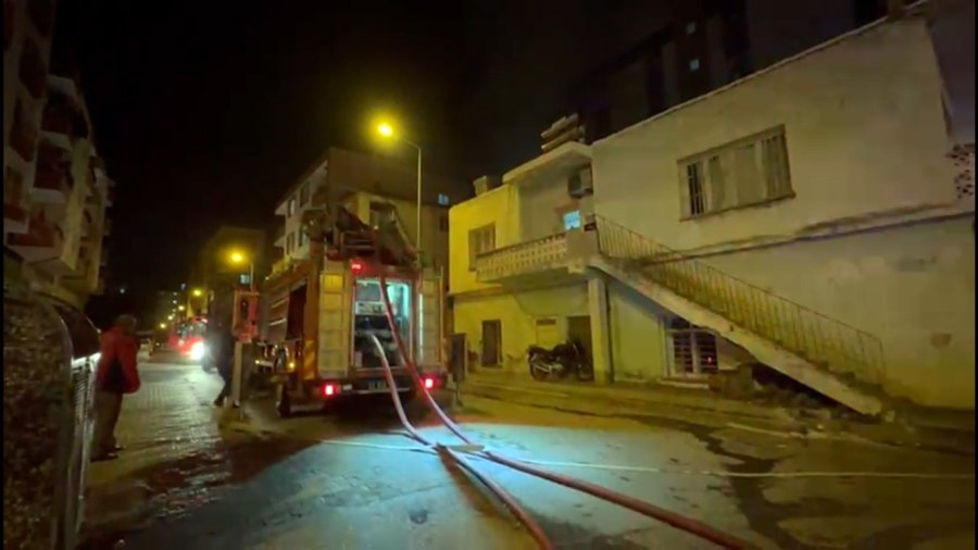 Sahur Vakti Tamirhanede Çıkan Yangın Panik Yaşattı