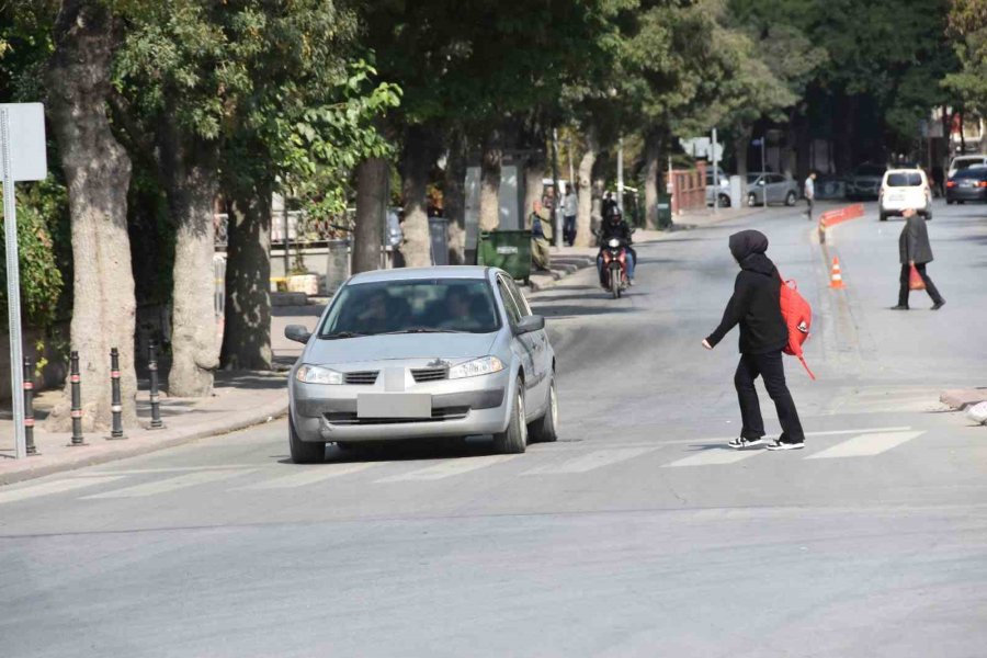 Konya’da Trafik Polisleri Yaya Geçidi Kullanımına Dikkat Çekti