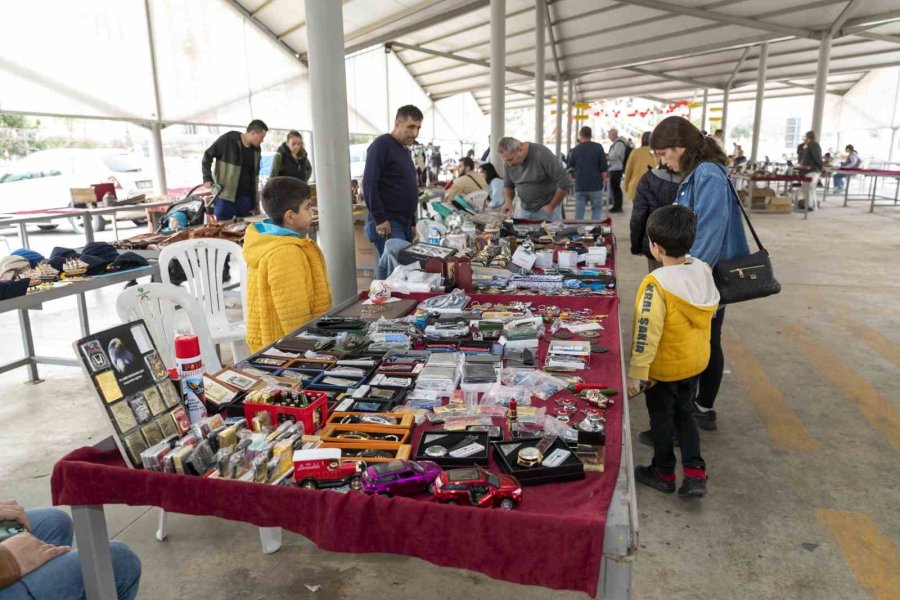 Mersin’de Açılan ’antika Pazarı’ İlgi Görüyor