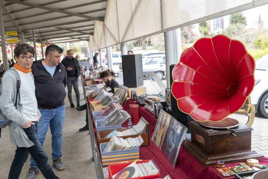 Mersin’de Açılan ’antika Pazarı’ İlgi Görüyor