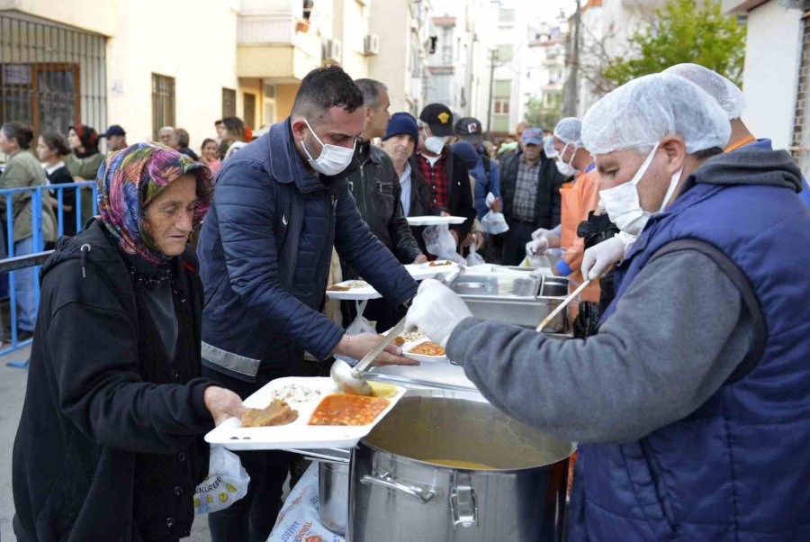 Muratpaşa’da Mahalleliler Aynı Sofrada Buluştu