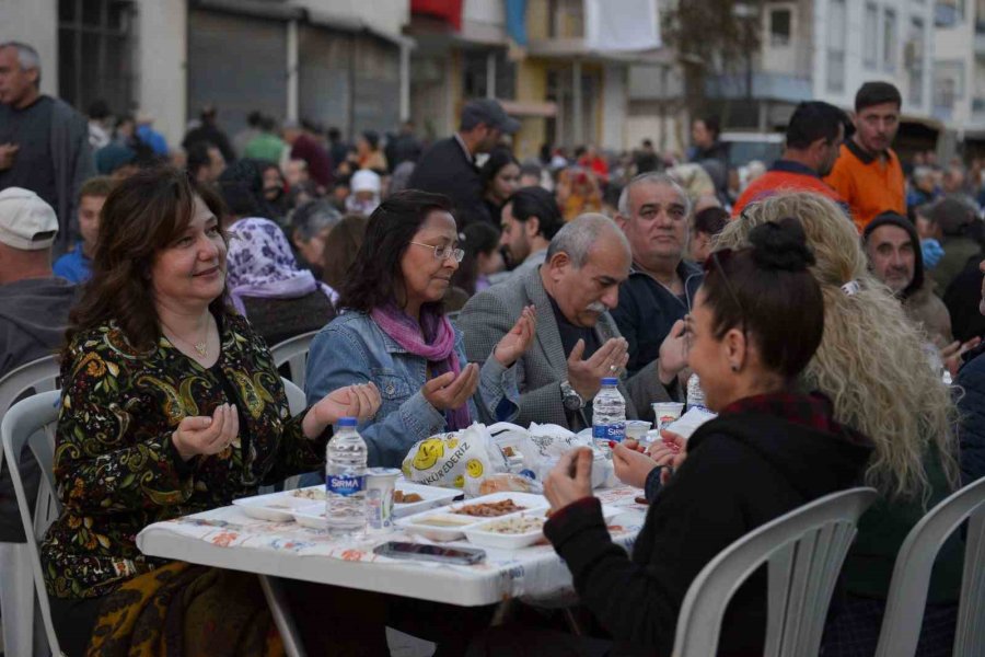 Muratpaşa’da Mahalleliler Aynı Sofrada Buluştu