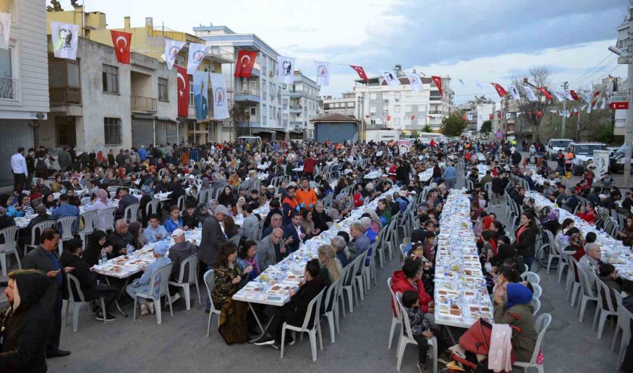 Muratpaşa’da Mahalleliler Aynı Sofrada Buluştu