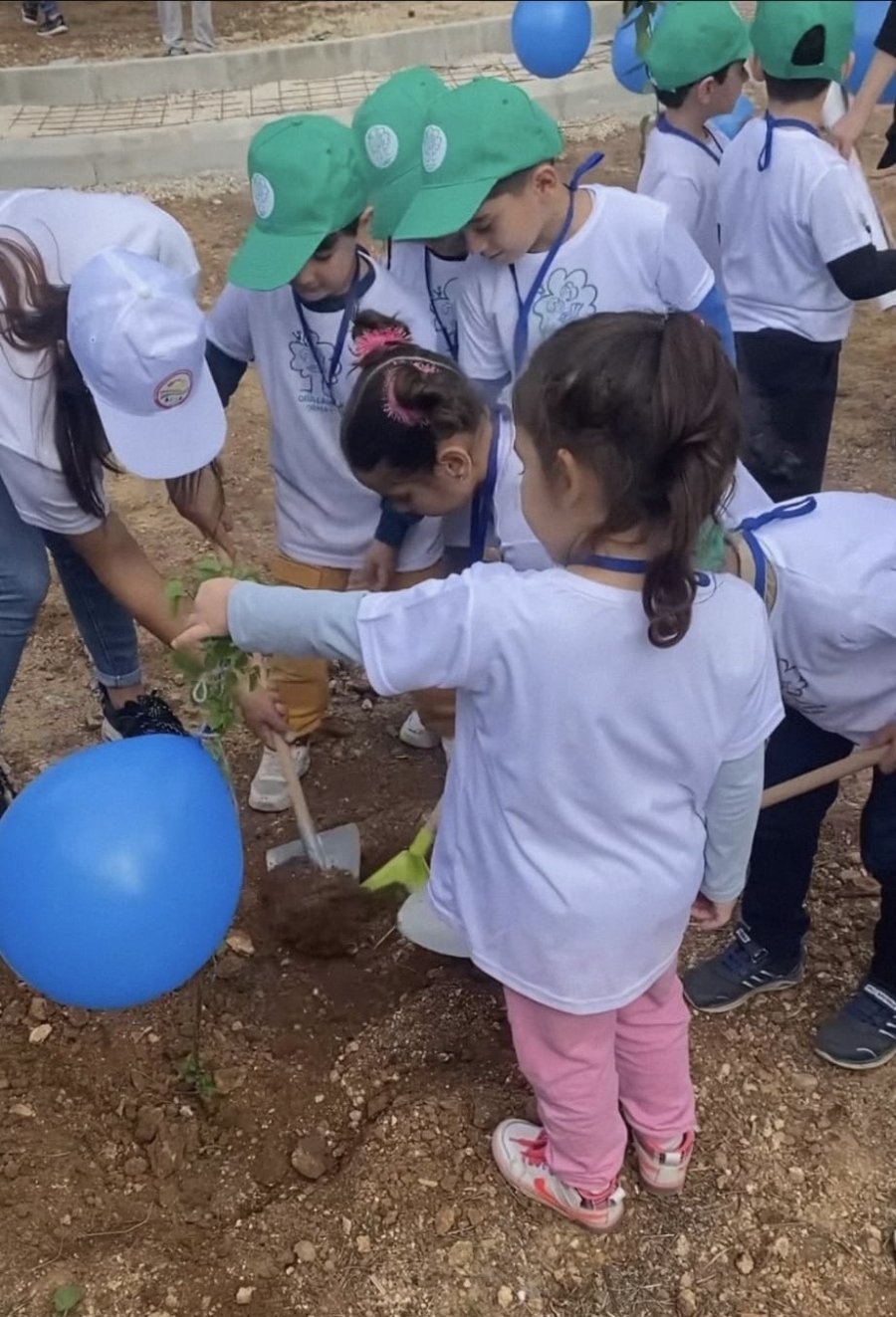 Minik Öğrenciler Depremde Yaşamını Yitiren Sporcular Adına Narenciye Fidanı Ekti