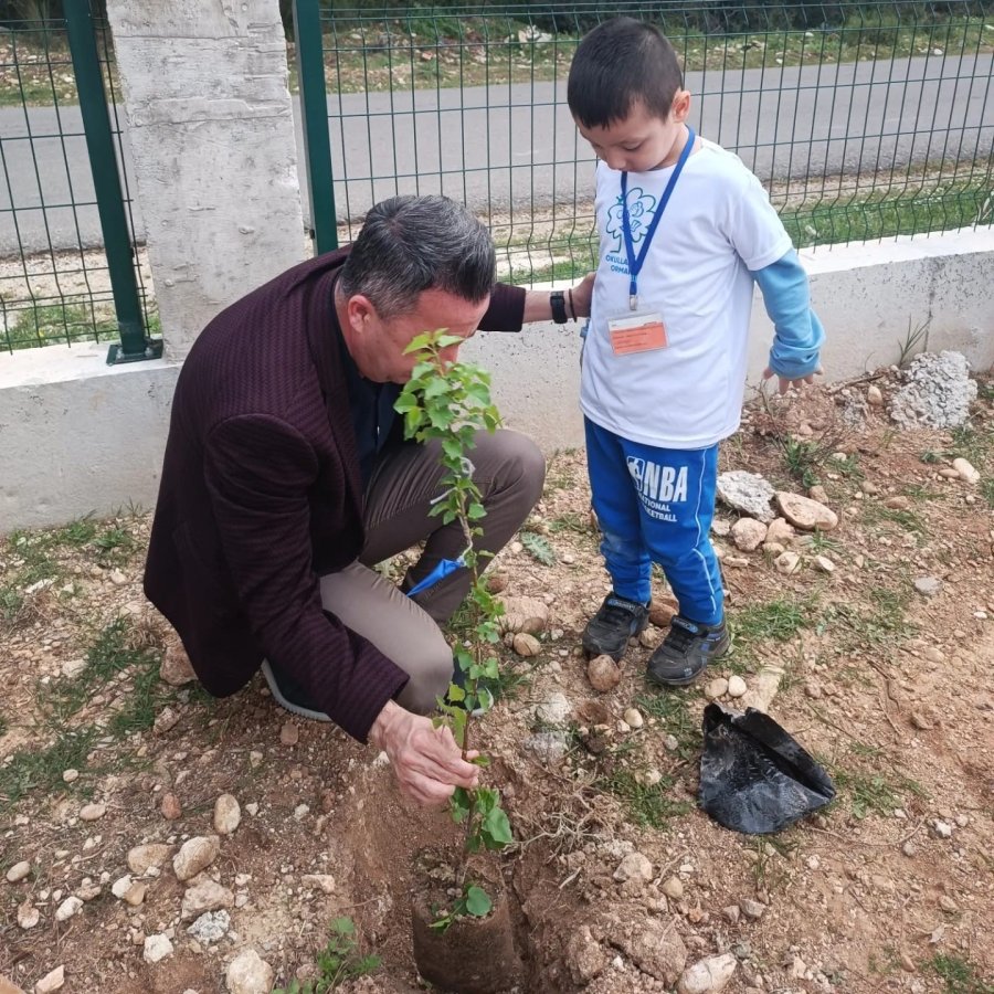 Minik Öğrenciler Depremde Yaşamını Yitiren Sporcular Adına Narenciye Fidanı Ekti