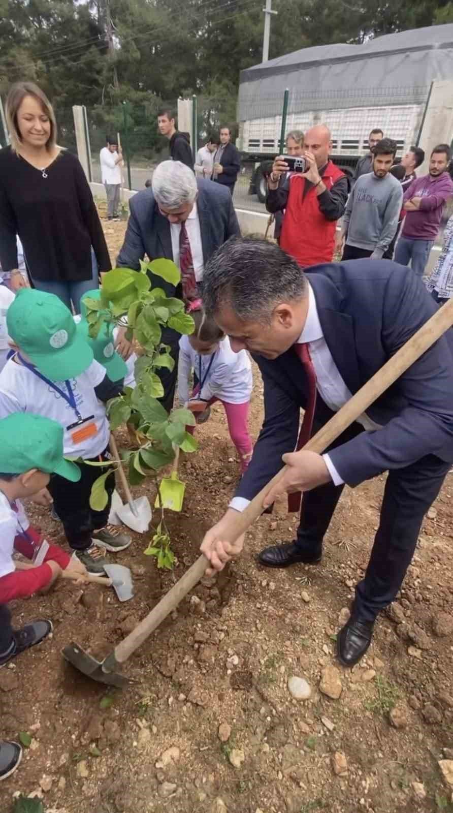 Minik Öğrenciler Depremde Yaşamını Yitiren Sporcular Adına Narenciye Fidanı Ekti