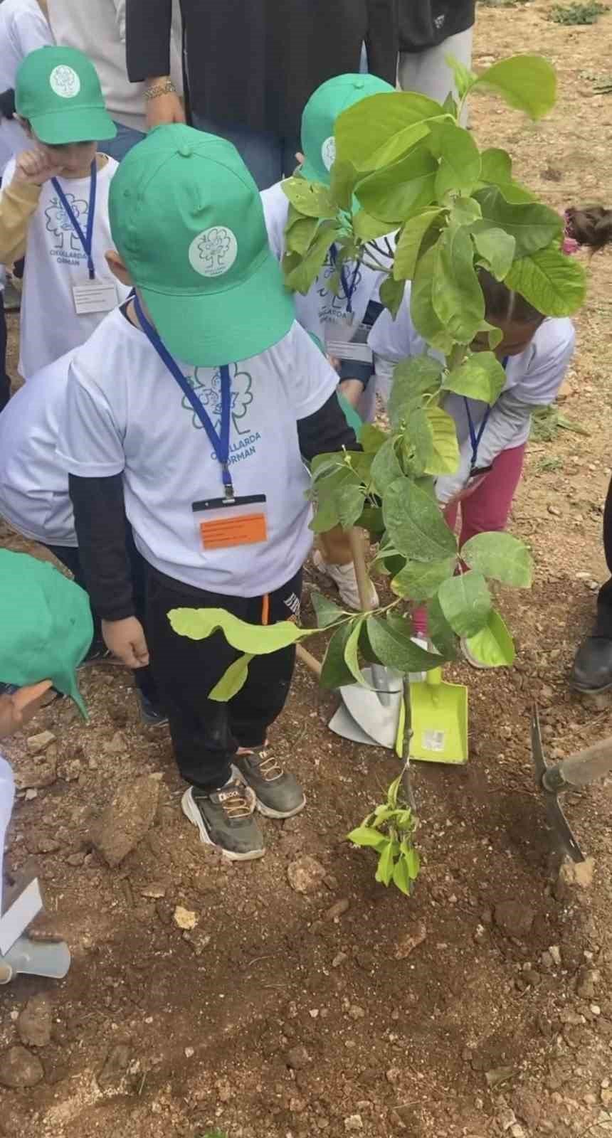 Minik Öğrenciler Depremde Yaşamını Yitiren Sporcular Adına Narenciye Fidanı Ekti