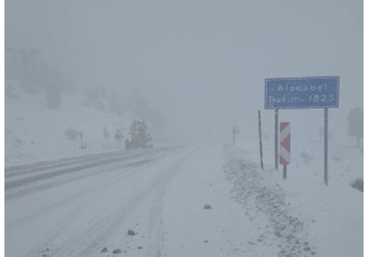 Antalya-konya Karayolunda 20 Santimetreye Kadar Ulaştı