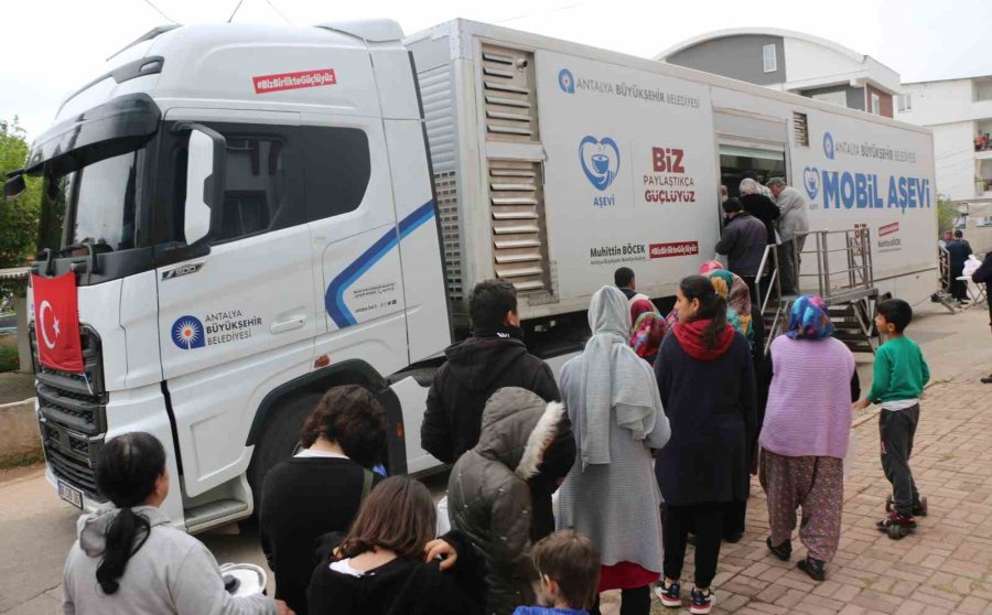 Büyükşehir Mahallelere Sıcak Yemek Ulaştırmaya Devam Ediyor