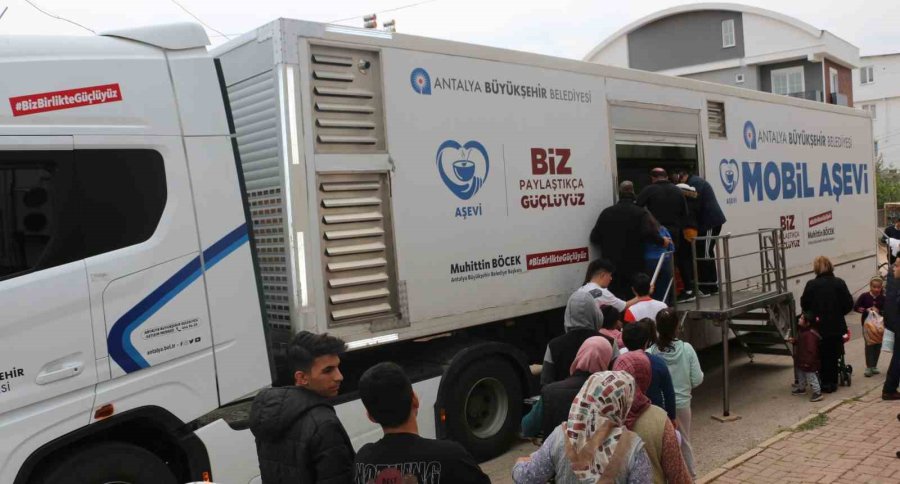 Büyükşehir Mahallelere Sıcak Yemek Ulaştırmaya Devam Ediyor