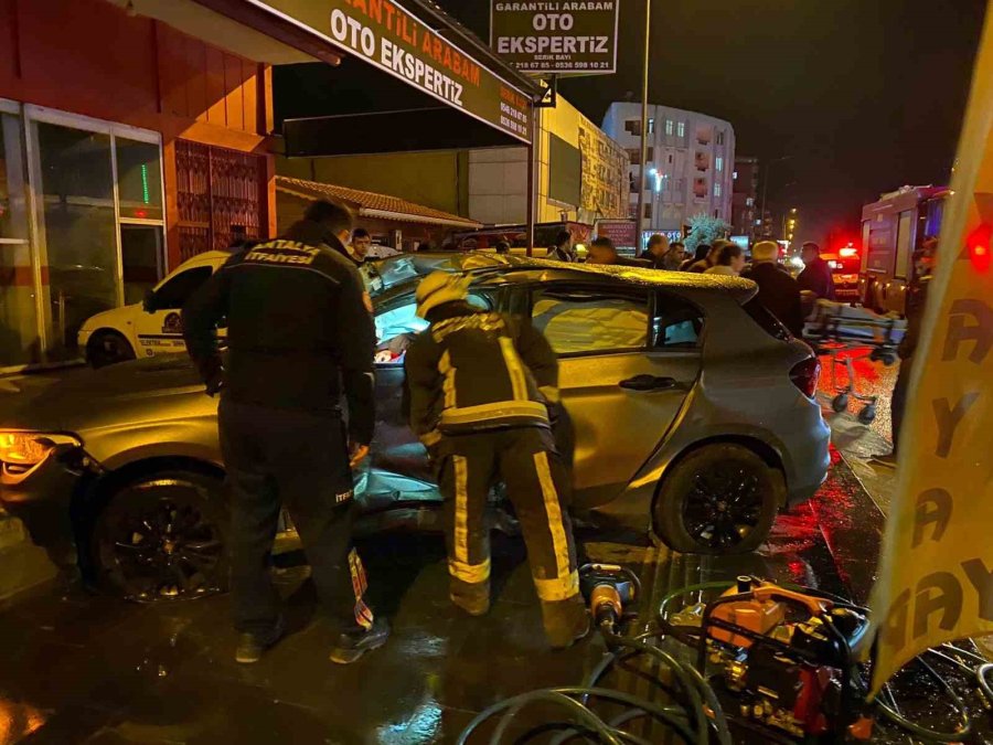 Antalya’da Trafik Kazasında Etraf Savaş Alanına Döndü: 4 Yaralı