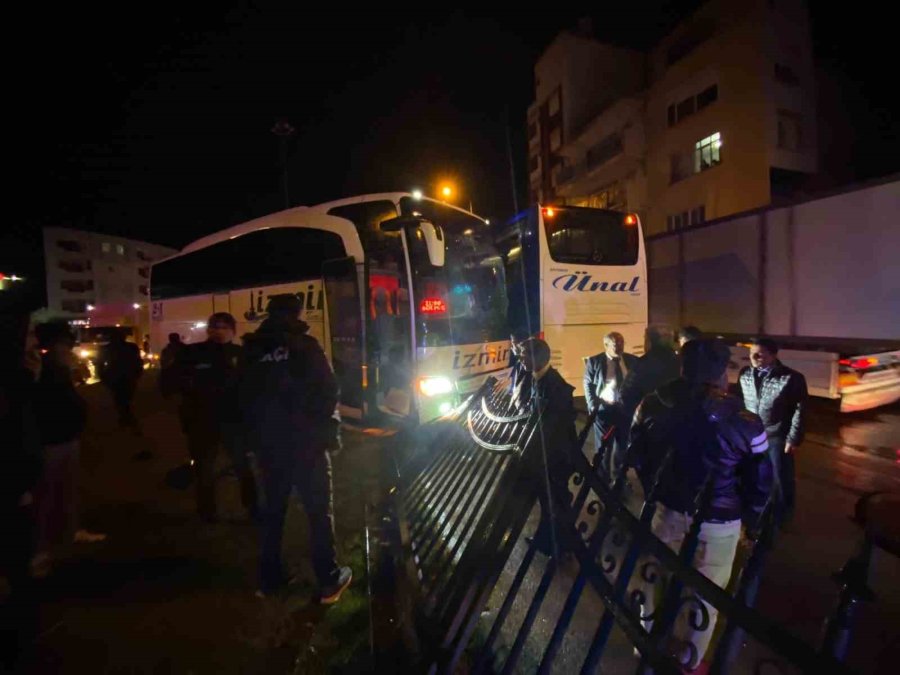 Antalya’da Trafik Kazasında Etraf Savaş Alanına Döndü: 4 Yaralı