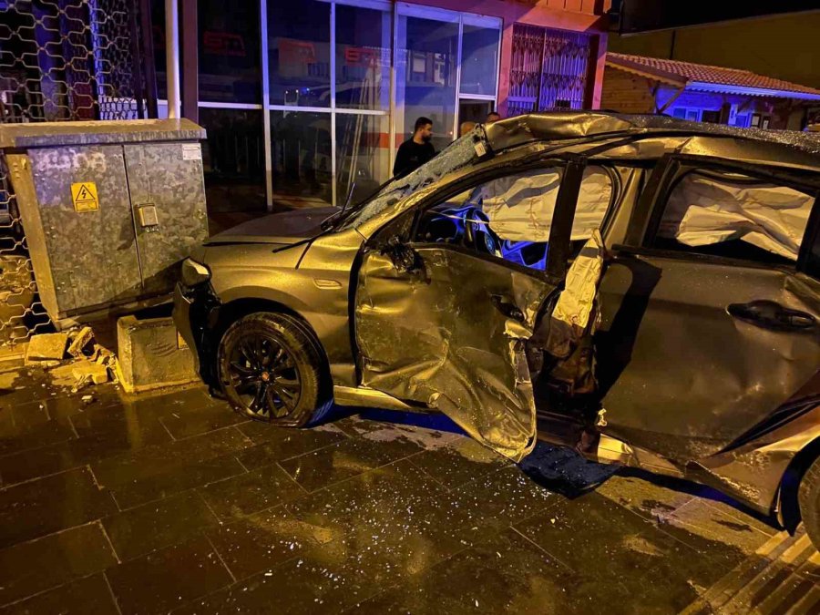 Antalya’da Trafik Kazasında Etraf Savaş Alanına Döndü: 4 Yaralı