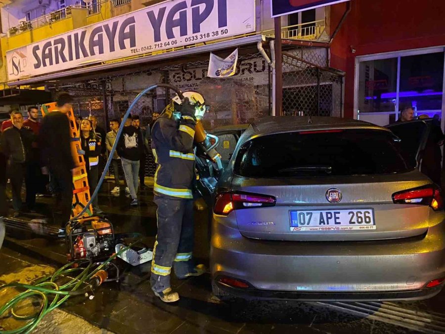 Antalya’da Trafik Kazasında Etraf Savaş Alanına Döndü: 4 Yaralı