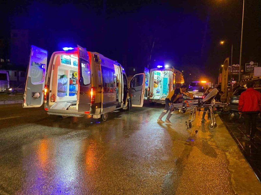 Antalya’da Trafik Kazasında Etraf Savaş Alanına Döndü: 4 Yaralı