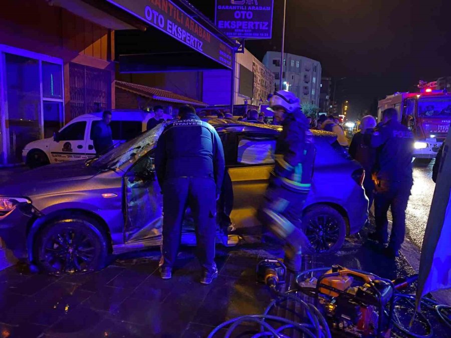 Antalya’da Trafik Kazasında Etraf Savaş Alanına Döndü: 4 Yaralı