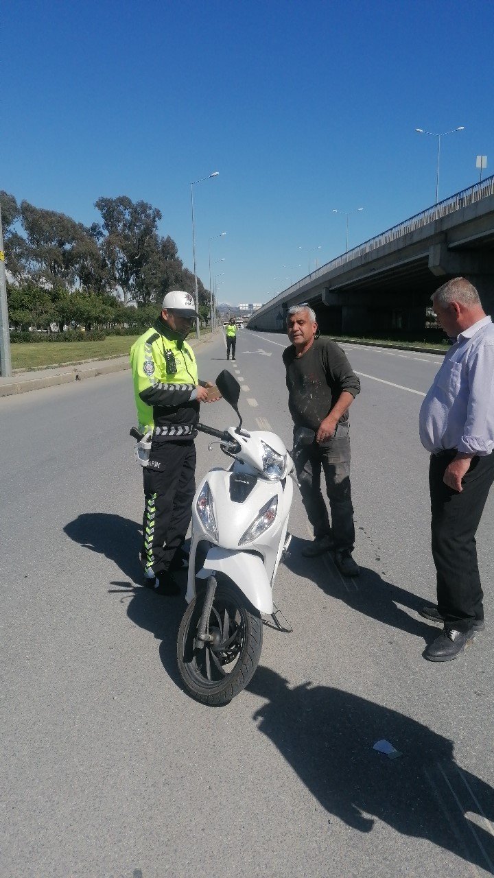 Otomobil Sürücüsünün Çarpıp Kaçtığı Motosiklet Sürücüsü Yaralandı