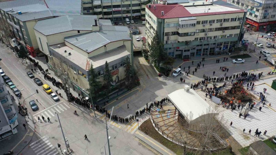 Isparta Belediyesi 1 Haftada 62 Bin Meyve Fidanı Dağıttı