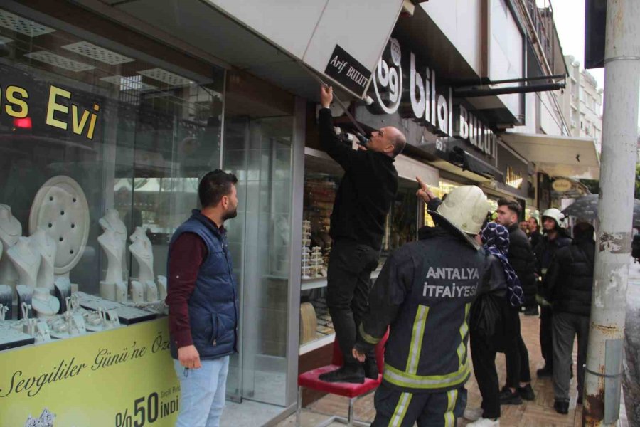 Antalya’da Kuyumcuda Yangın Paniği