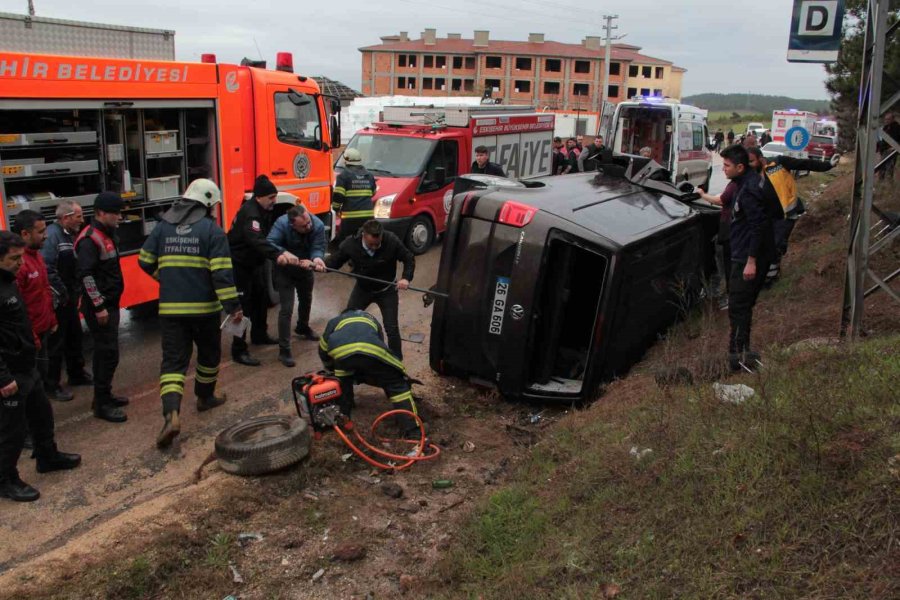 Otobüs Jandarma Aracına Ve Minibüse Çarptı: 14 Yaralı