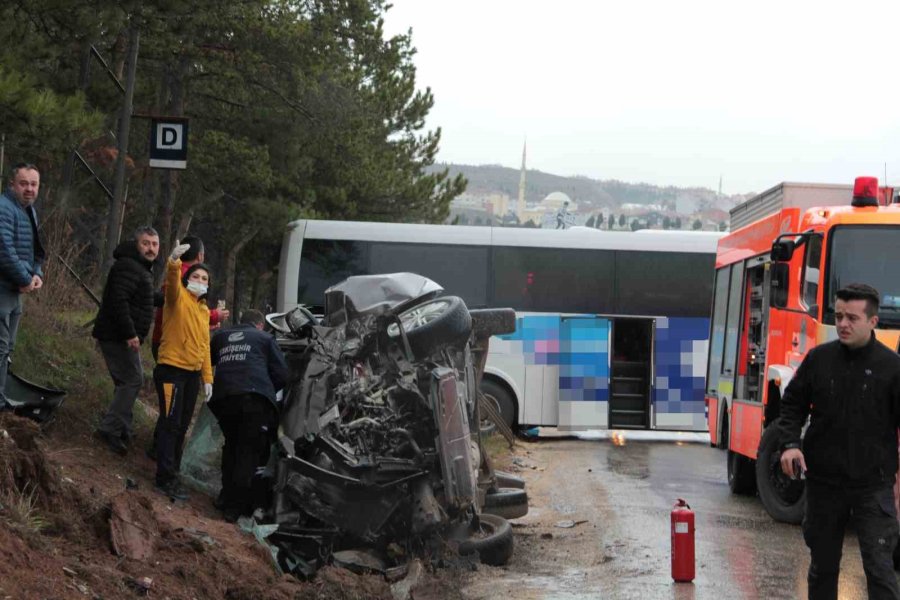 Otobüs Jandarma Aracına Ve Minibüse Çarptı: 14 Yaralı