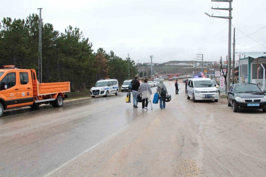 Otobüs Jandarma Aracına Ve Minibüse Çarptı: 14 Yaralı