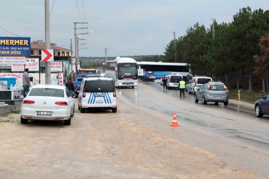 Otobüs Jandarma Aracına Ve Minibüse Çarptı: 14 Yaralı