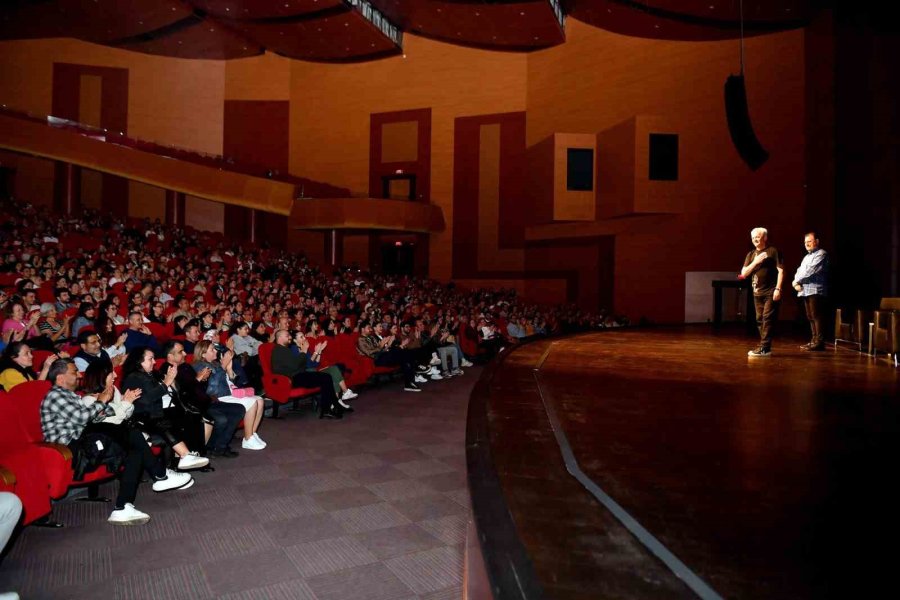 Mersin’de ’burda Olan Burda Kalır’ Gösterisi Seyirciyle Buluştu