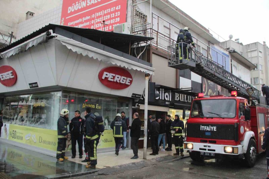 Antalya’da Kuyumcuda Yangın Paniği