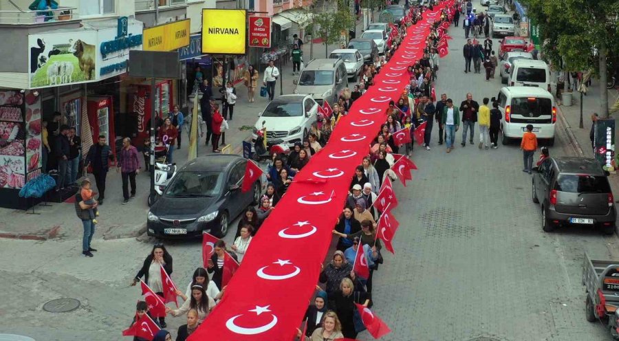 Kadınlar Şehitler İçin Bayraklarla Yürüdü 10 Bin Kişi İftarda Buluştu