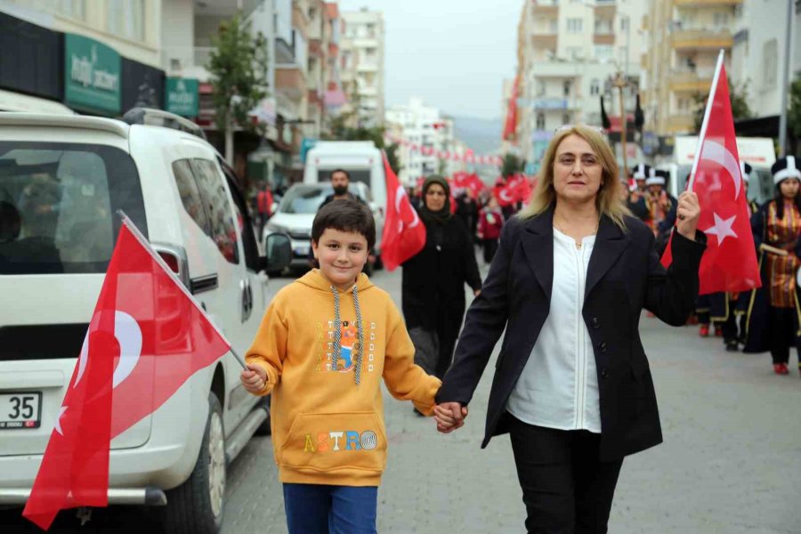 Kadınlar Şehitler İçin Bayraklarla Yürüdü 10 Bin Kişi İftarda Buluştu