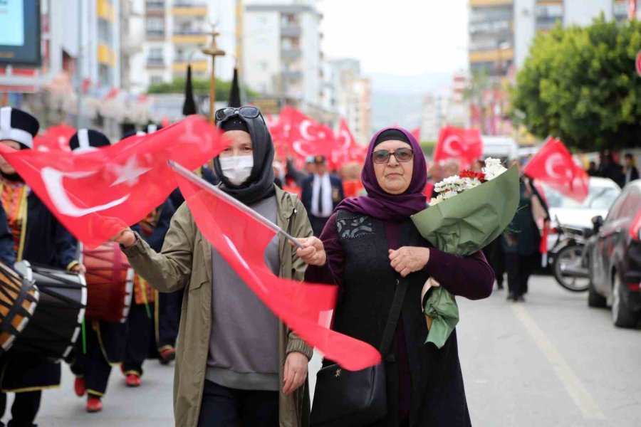 Kadınlar Şehitler İçin Bayraklarla Yürüdü 10 Bin Kişi İftarda Buluştu