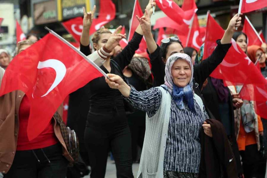 Kadınlar Şehitler İçin Bayraklarla Yürüdü 10 Bin Kişi İftarda Buluştu