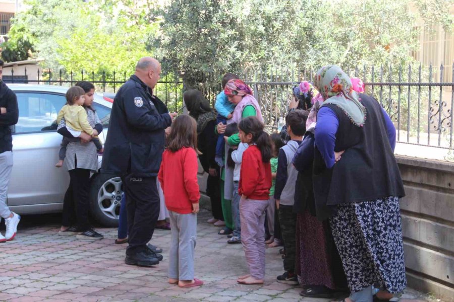 3 Katlı Binada Başlayan Yangından Çatıya Kaçarak Kurtuldular