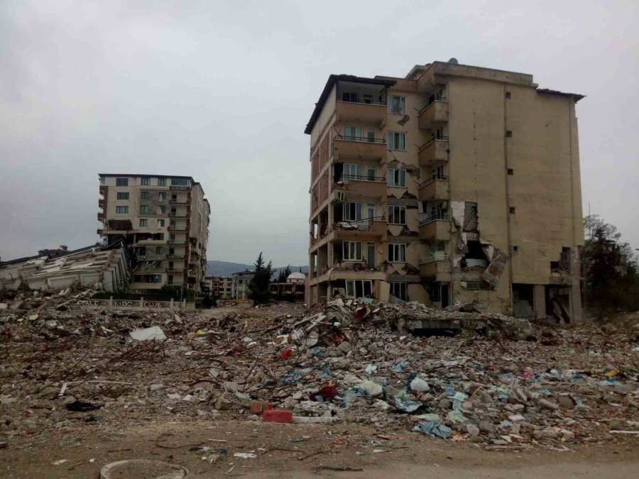 Orman Personeli Deprem Bölgesinde Yara Sarıyor