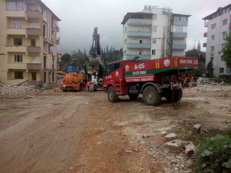 Orman Personeli Deprem Bölgesinde Yara Sarıyor