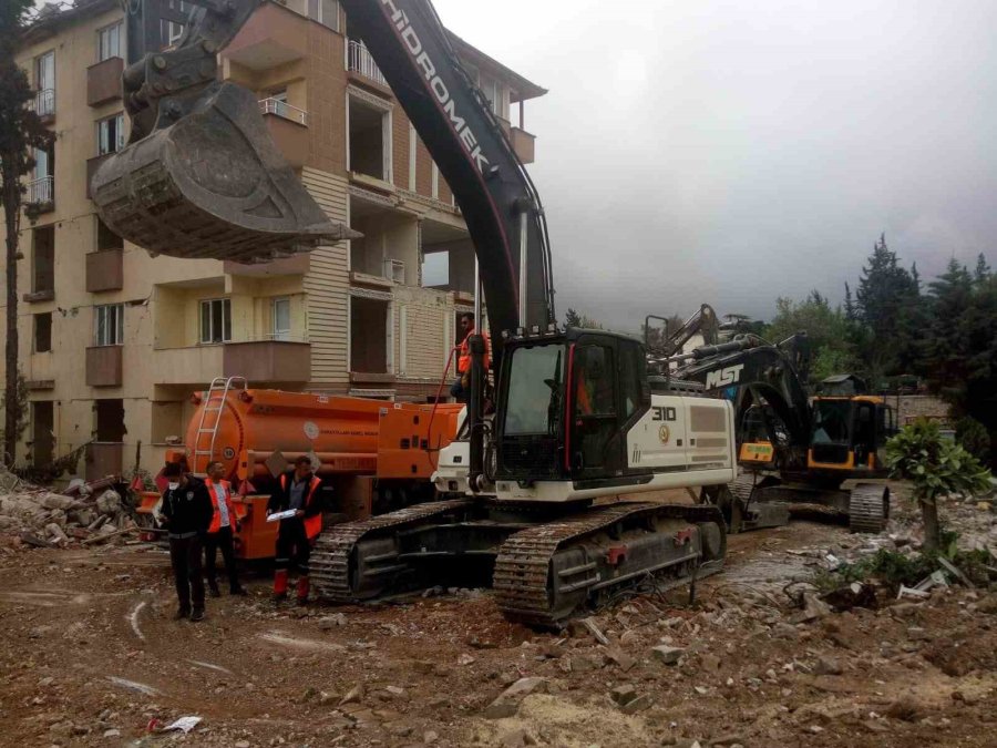 Orman Personeli Deprem Bölgesinde Yara Sarıyor